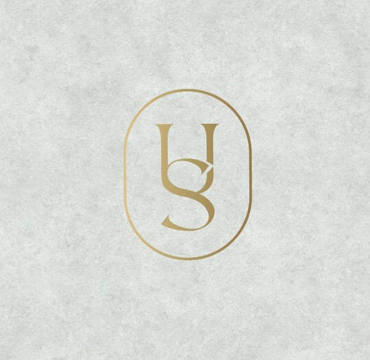logo stucunique op microcement achtergrond