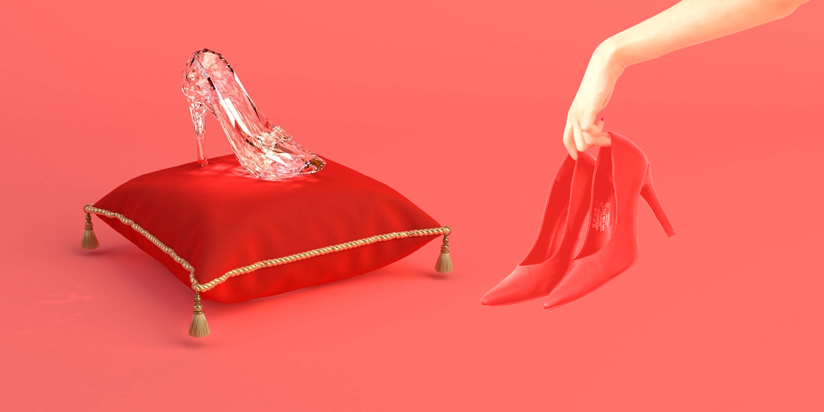 glazen schoen op kussen + hakken in hand