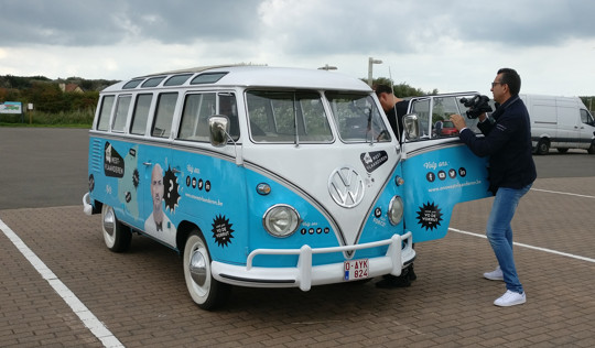 volkswagenbusje en persoon